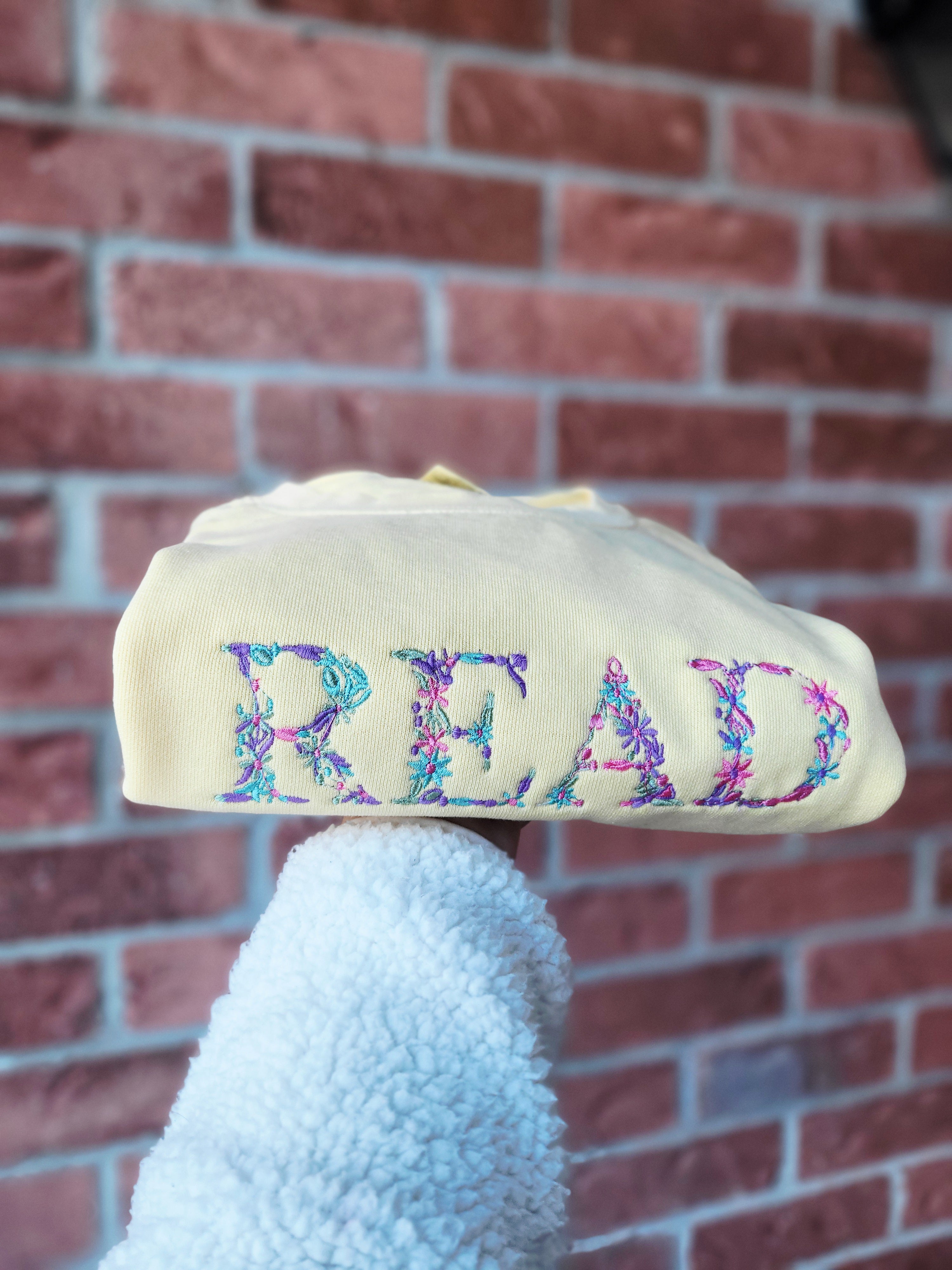EMBROIDERED READ CREWNECK
